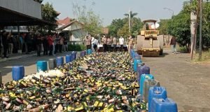 Ribuan Liter Miras Tradisional Dimusnahkan Polisi Indramayu