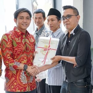 Tanah Wakaf Bersertipikat Terus Bertambah, Wamen ATR/Waka BPN Serahkan Sertipikat Tanah Wakaf di Garut