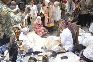 Hadiri Puncak Peringatan Hari Batik Nasional, Ketua Dekranas Dukung Peningkatan Edukasi Ragam Batik