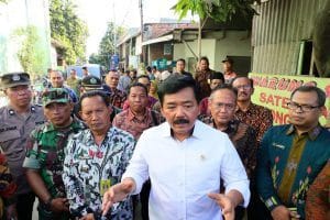 Turun ke Desa Sedati Gede, Menteri ATR/Kepala BPN Serahkan Sertipikat Hasil PTSL