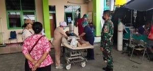 Satgas Yonif 310/KK Evakuasi Warga Sakit Di Perbatasan RI-PNG