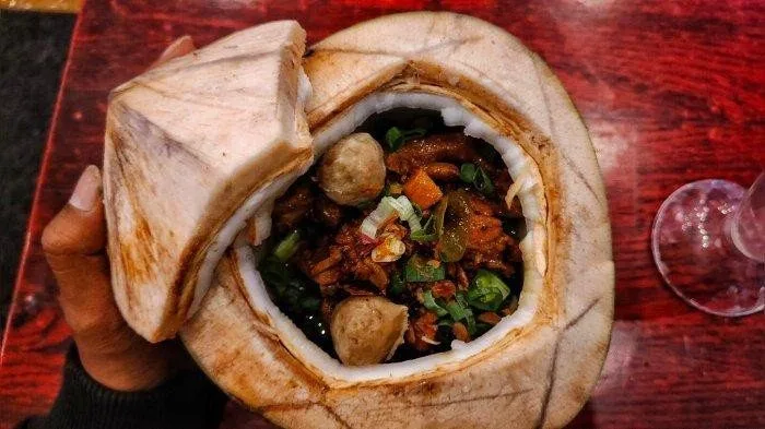 Nikmatnya Mi Ayam Bakso Dalam Mangkuk Buah Kelapa di Indramayu