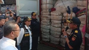 Pemerintah Sita Ratusan Bal Pakaian Impor Bekas di Pasar Senen-Gedebage