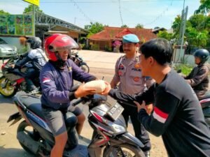 Komunitas Silih Asah, Silih Asih dan Silih Asuh Bersama Polri Bagikan 100 Paket Beras