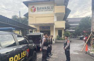 Cegah Gangguan Kamtibmas Jelang Pemilu Personel Polda Jabar Patroli Ke Kantor Bawaslu Provinsi Jabar