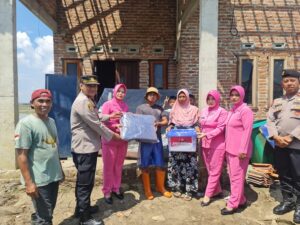 Polres Indramayu Salurkan Bantuan Sosial Untuk Korban Angin Puting Beliung