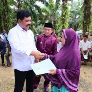 Menteri ATR/Kepala BPN Bagikan 279 Sertipikat Redistribusi Tanah di Muaro Jambi