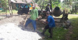 Minus Perhatian Pemerintah, Warga Desa Ciharashas Berswadaya  Perbaiki Jalan Rusak