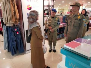 Satpol PP Garut Ciduk Tenaga Pengajar, ASN, Nakes dan Kades Dipusat Perbelanjaan pada Jam Kerja