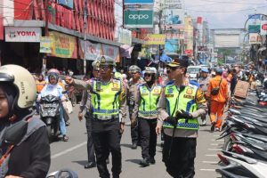 Polres Garut Tertibkan Parkir Liar dan PKL