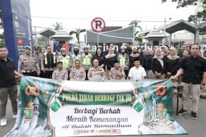 Tebar Kebaikan Di Bulan Suci Ramadhan, Personel Polda Jabar Berbagi Takjil