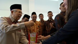 Momen Wapres Nyicipin Kerupuk Ikan