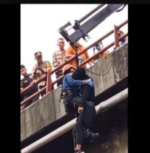 Geger, Pria Tewas Tergantung di Flyover Cimindi Bandung, Mata dan Mulut Tertutup Lakban