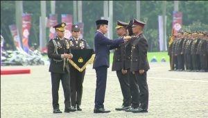 Jokowi Sematkan Penghargaan Bintang Bhayangkara Nararya ke 3 Anggota Polri