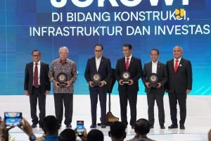 Refleksi Catatan 10 Tahun Pemerintahan Presiden Joko Widodo, Infrastruktur Kunci Daya Saing Investasi