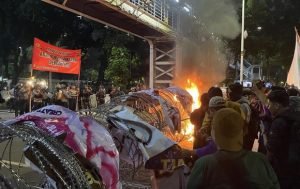 Demo BEM SI di Patung Kuda Bentrok dengan Polisi, Massa Masih Bertahan