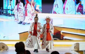 Pj Bupati Garut dan Isteri Jadi Model Peragaan Wastra dan Produk Unggulan Jawa Barat 2024