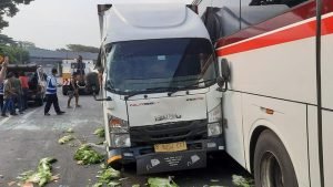 10 Kendaraan Tabrakan Beruntun di Tol Cipularang