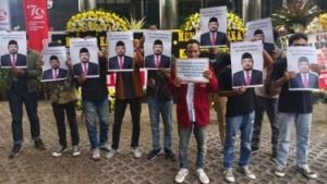 Tim Pengawas DPR Temukan Indikasi Korupsi dalam Penyelenggaraan Haji, Mahasiswa Gelar Aksi di Depan Gedung KPK