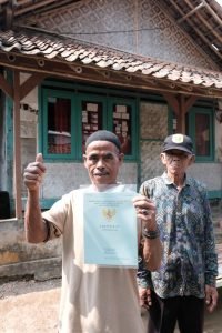 Mendiami Tanah Sejak 16 Tahun Silam, Buruh Harian Lepas dari Kabupaten Bogor Terima Sertipikat Tanah dari Menteri AHY