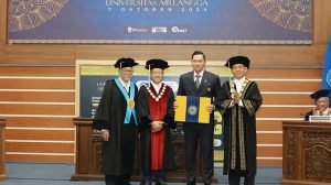 AHY Raih Gelar Doktor dengan Predikat Cum Laude dari Unair