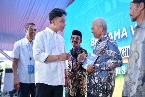 Hadiri Rembuk Tani di Semarang, Wapres Serahkan Bantuan Pupuk Nonsubsidi