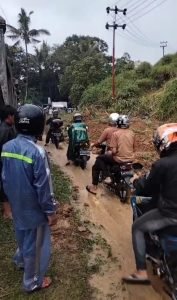 Diguyur Hujan Deras Jalan Sukabumi-Sagaranten Dikepung Material Longsor         