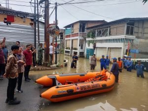 Wapres Kunjungi Warga Terdampak Banjir di Kampung Melayu dan Cawang