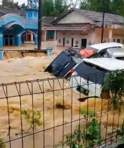 Banjir Bandang Terjang Sukabumi, Mobil Hanyut-Rumah Terendam