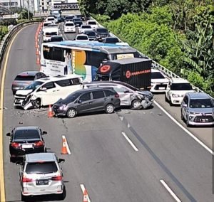 Kecelakaan Beruntun di Tol Dalam Kota, Enam Kendaraan Terlibat