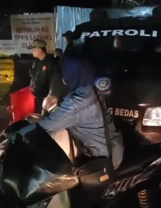 Pedagang Pasar Ciparay Bandung ‘Diusir’ Aparat Saat Berjualan Dini Hari