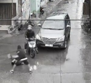Sadis! CCTV Rekam Detik-Detik Juru Parkir Dibacok Kelompok Misterius di Bandung