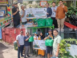 PT Pegadaian Kantor Area Bandung 1 Bagikan Bingkisan Idul Fitri kepada Pengurus Bank Sampah Binaan