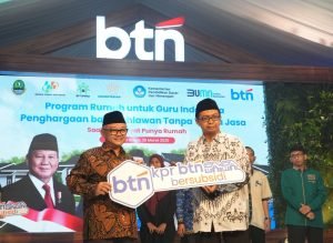 Pemerintah Serahkan Kunci Rumah Subsidi bagi Guru di Delapan Provinsi