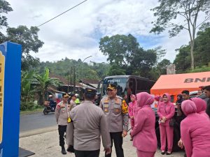 Ops Ketupat Lodaya 2025, Karumkit Bhayangkara Tk. II Sartika Asih Tinjau Pos Terpadu Tapal Kuda Tasikmalaya