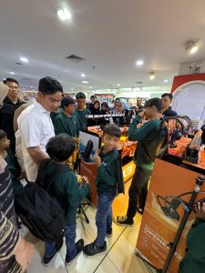 Berbagi Kebahagiaan Lebaran, Wapres Gibran Ajak Anak Yatim Belanja Buku dan Perlengkapan Sekolah