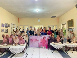 Peringati Hari Kartini, SRIKANDI Pegadaian Regional Bandung Gelar Bakti Sosial di Panti Wredha