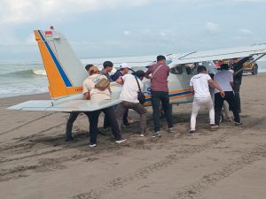 Gagal Mesin, Pesawat Capung Mendarat Darurat di Pantai Pangandaran