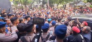Sidang Hasto Ricuh, Pendukung Usir Penyusup dan Bentrok dengan Aparat