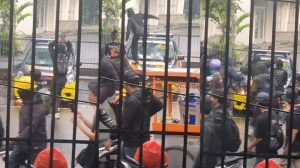 Sempat Mencekam, Aksi May Day di Bandung Diwarnai Tindakan Provokatif, Massa Berpakaian Serba Hitam Serang dan Hancurkan Mobil Polisi