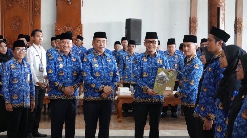 Kepala BKN Serahkan SK CPNS dan CPPPK Kabupaten Madiun, Tekankan Manajemen Talenta ASN