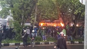 Sabtu Malam, Massa Masih Bertahan di DPRD Bandung