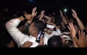 Ricuh Demo di DPRD Jabar, Gubernur Dedy Mulyadi Kena Timpuk Bambu