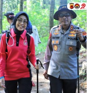 Ketua Bhayangkari Jabar Jadi “Srikandi Gunung” setelah Taklukkan Puncak Ciremai di HUT RI ke-80