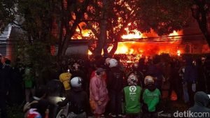 Saatnya DPR Turun ke Bumi, Bukan Naikkan Tunjangan