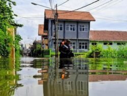 Dua Desa di Dayeuhkolot Bandung Terendam Banjir, Ketinggalan Air hingga 50 Sentimeter