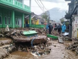 Banjir Bandang Garut, Air Mulai Surut Warga Bersihkan Material Banjir