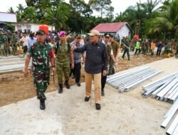 Menko Polkam Temui Pengungsi Kabupaten Agam dan Prajurit yang Bangun Hunian Sementara Korban Bencana