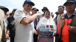 Pastikan Penanganan Darurat Berjalan Cepat. Kasatgas Tito Karnavian Tinjau Pengungsi di Aceh Utara