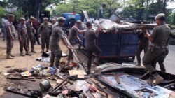 Satpol PP Bongkar Kios Liar di Gatsu, Trotoar Dibersihkan